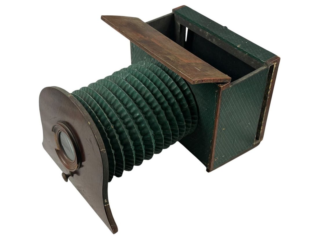 A Polyorama Panoptique: a lens, a bellows and a slot for the transparency.