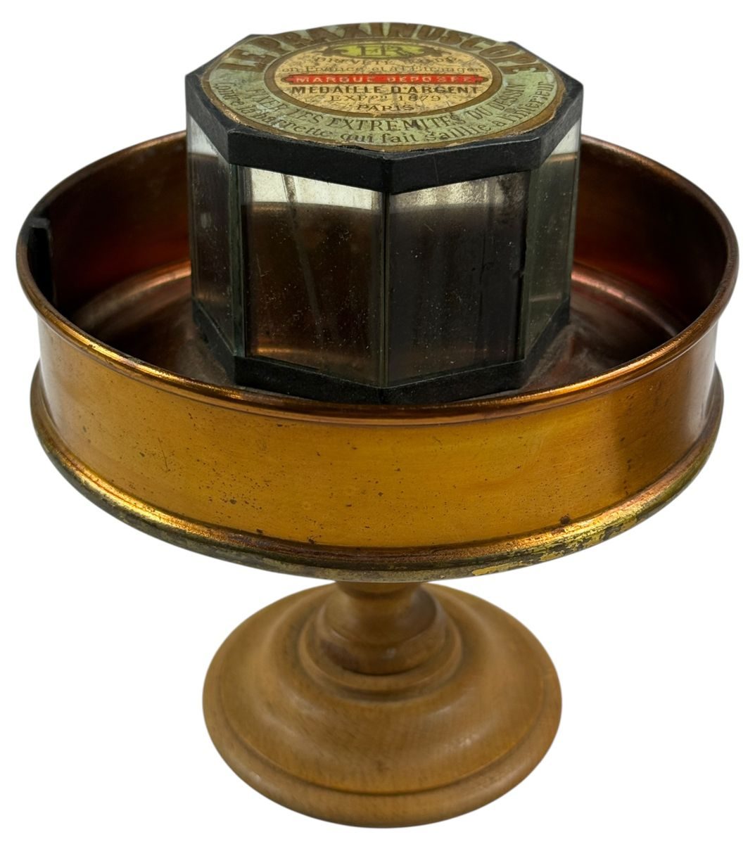A praxinoscope: the ring of mirrors at the centre replaces the slits.